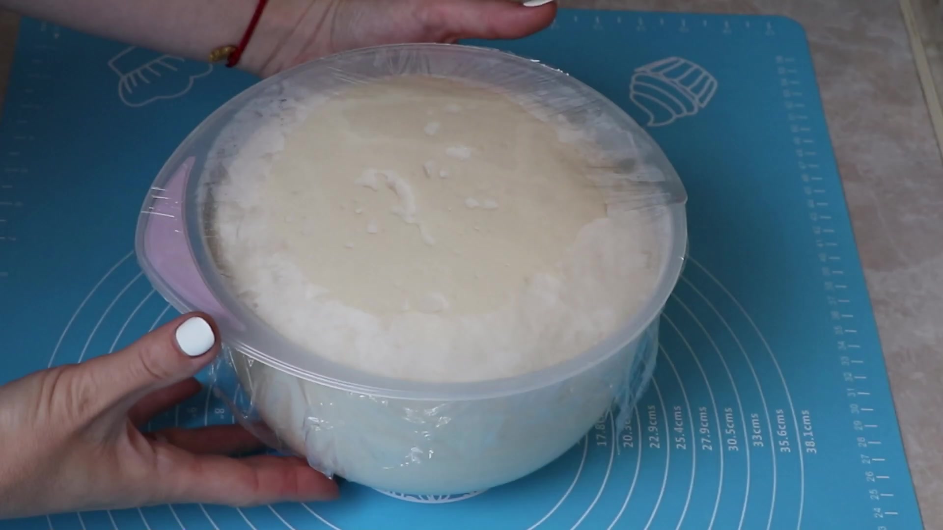 Step 2. Add salt, oil and flour gradually. A kilo of homemade bread (or airy batons)