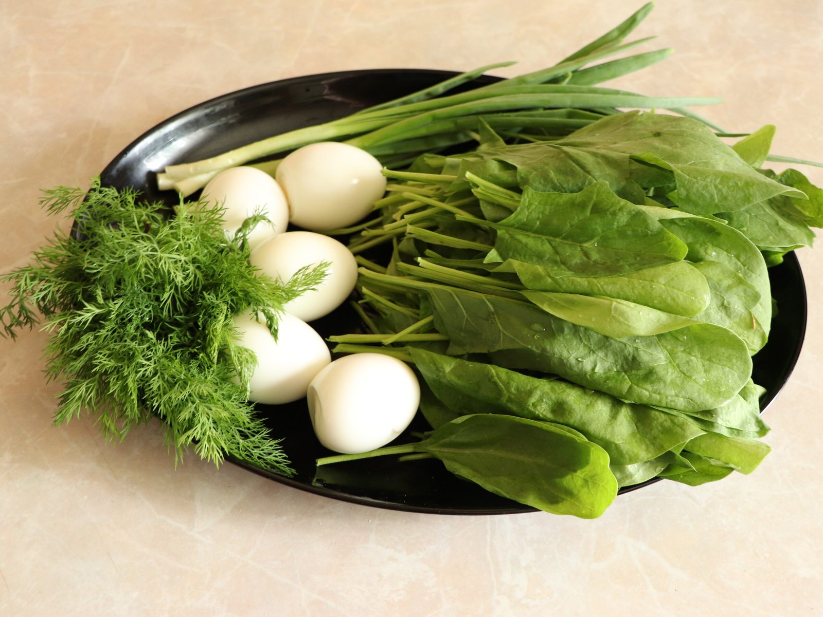 Step 1. Wash the spinach leaves and let the water drain. A proper spinach salad