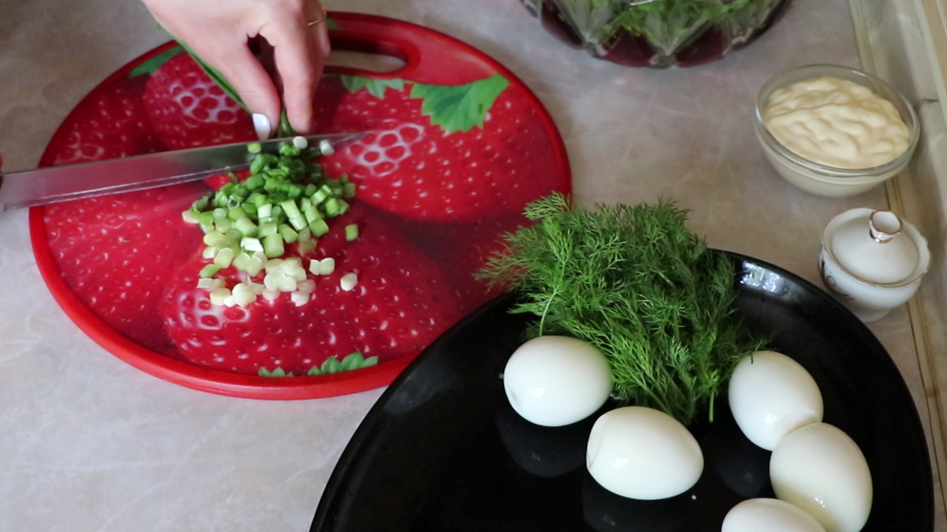 Step 3. Finely chop the dill and add it to the rest of the greens. A proper spinach salad