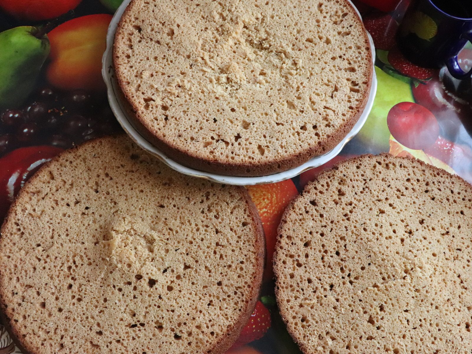 Step 2. The dough is prepared simply: grind the eggs with sugar, pour in kefir, add. A quick cake from the cupboard