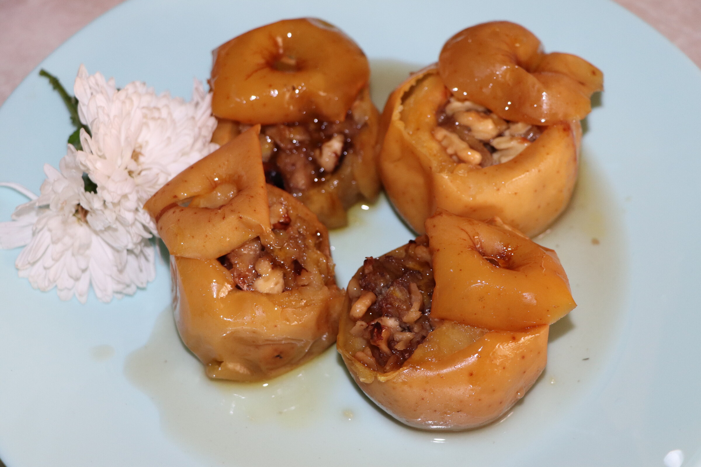Step 5. Chop the walnuts with a knife and sprinkle them on top of the bananas. A vitamin burst