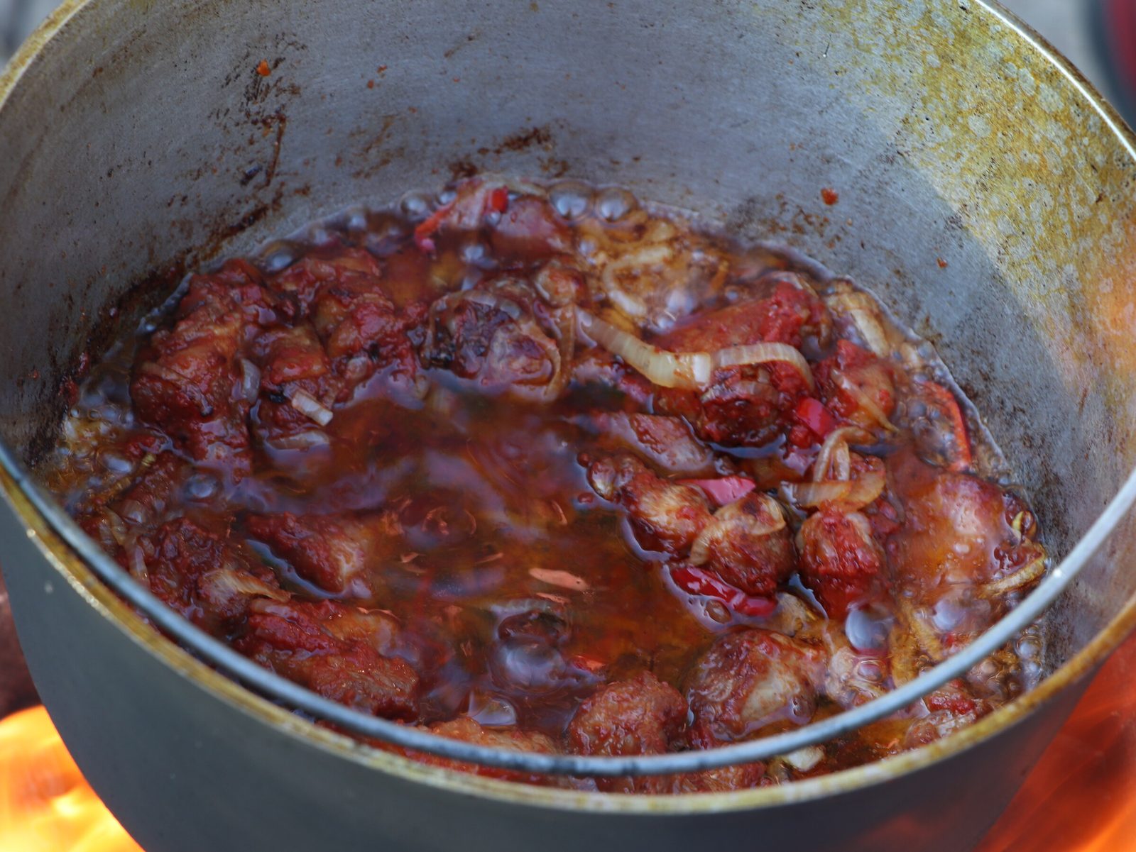 Step 3. Pour vegetable oil into a cauldron and put it on the fire, heat it until. Azu in a kazan