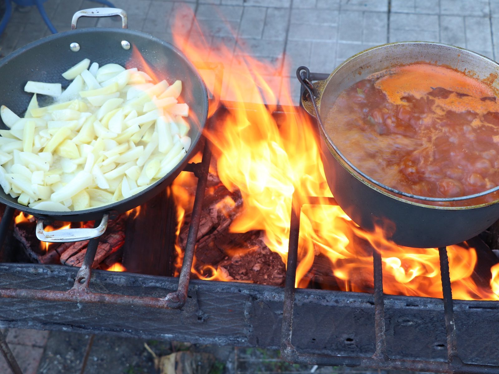 Step 4. Add the onion, chili pepper and fry together with the meat until the onion is. Azu in a kazan