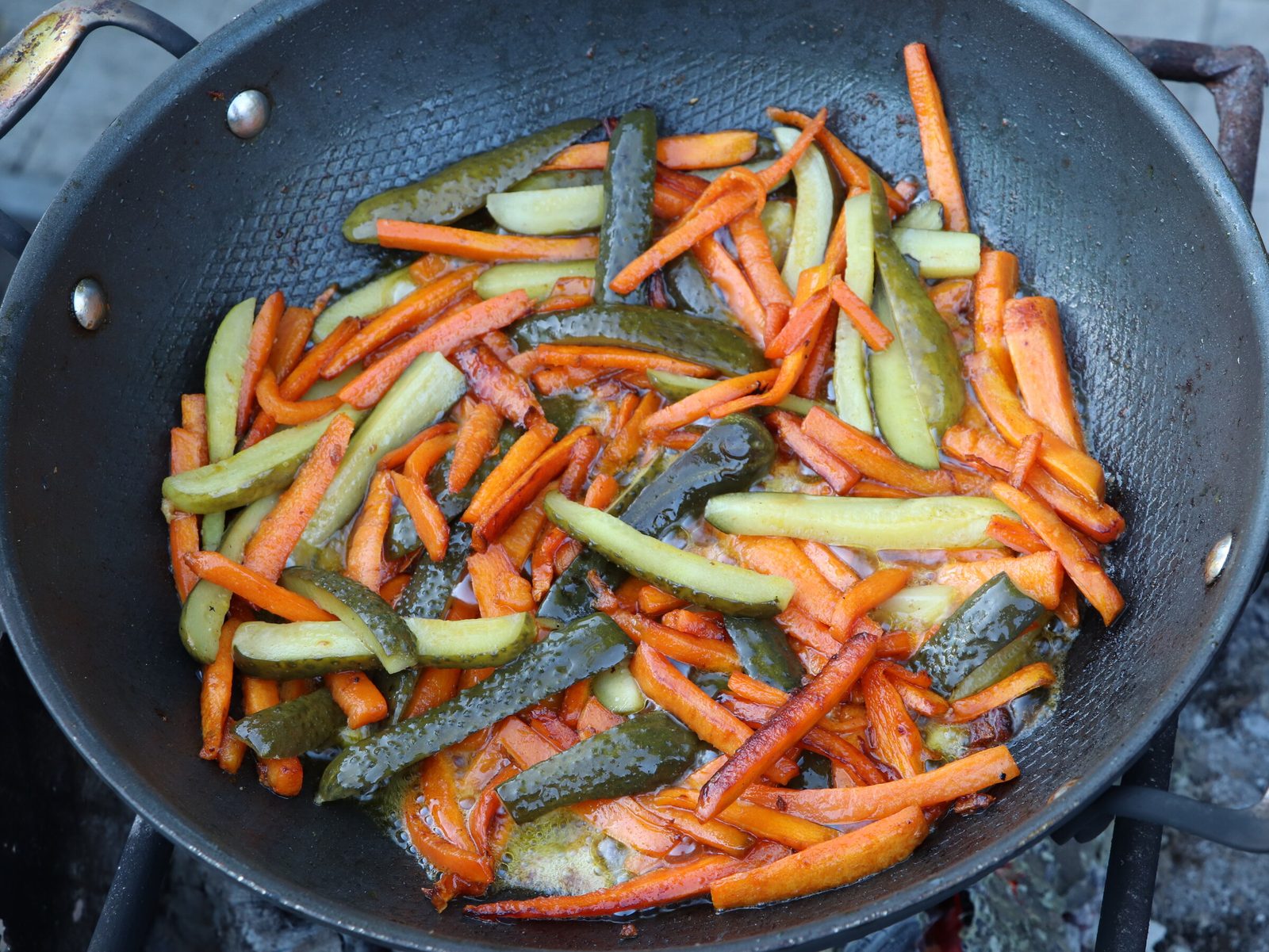 Step 5. When the onion is fried, add tomato paste and paprika, and, stirring. Azu in a kazan