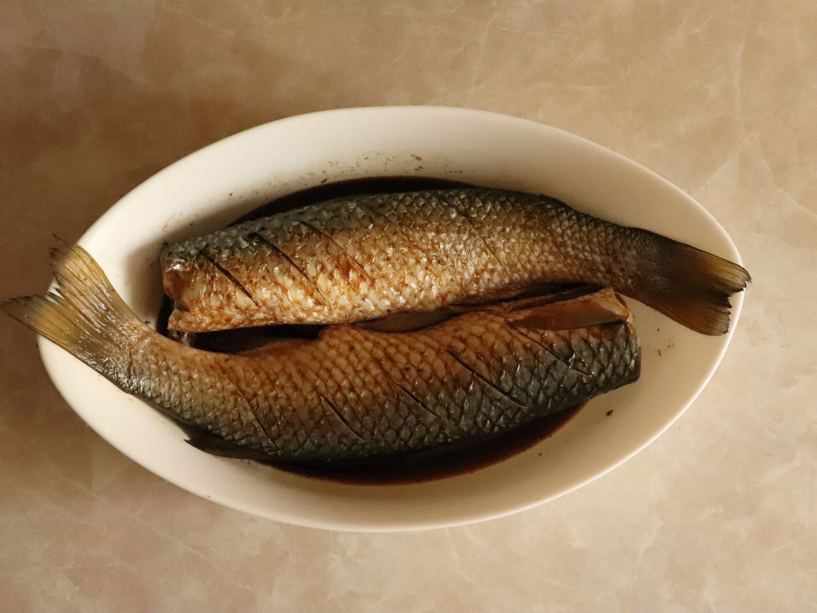 Step 3. The carcass can be rubbed with fish spices, just use it without adding salt. Baked stuffed grey mullet
