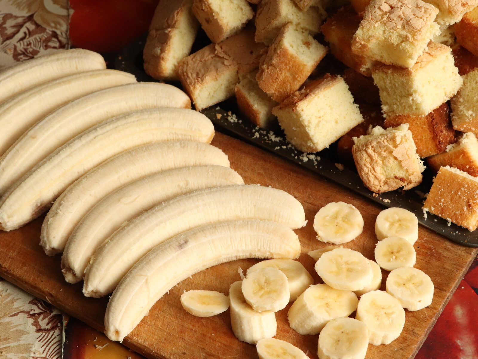 Step 2. Let's start, of course, with the cakes. Banana ‘wonder’ cake