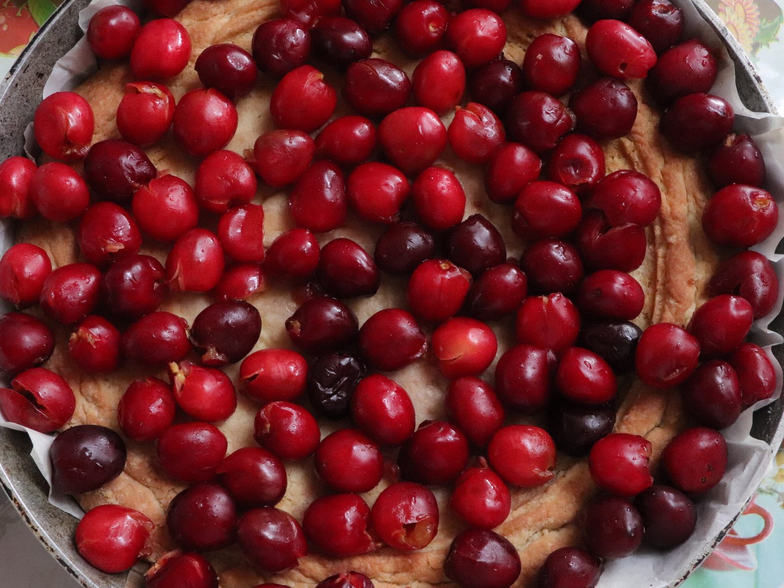 Step 6. When the base has browned a little, take it out of the oven, place the berries. Berry tart with meringue