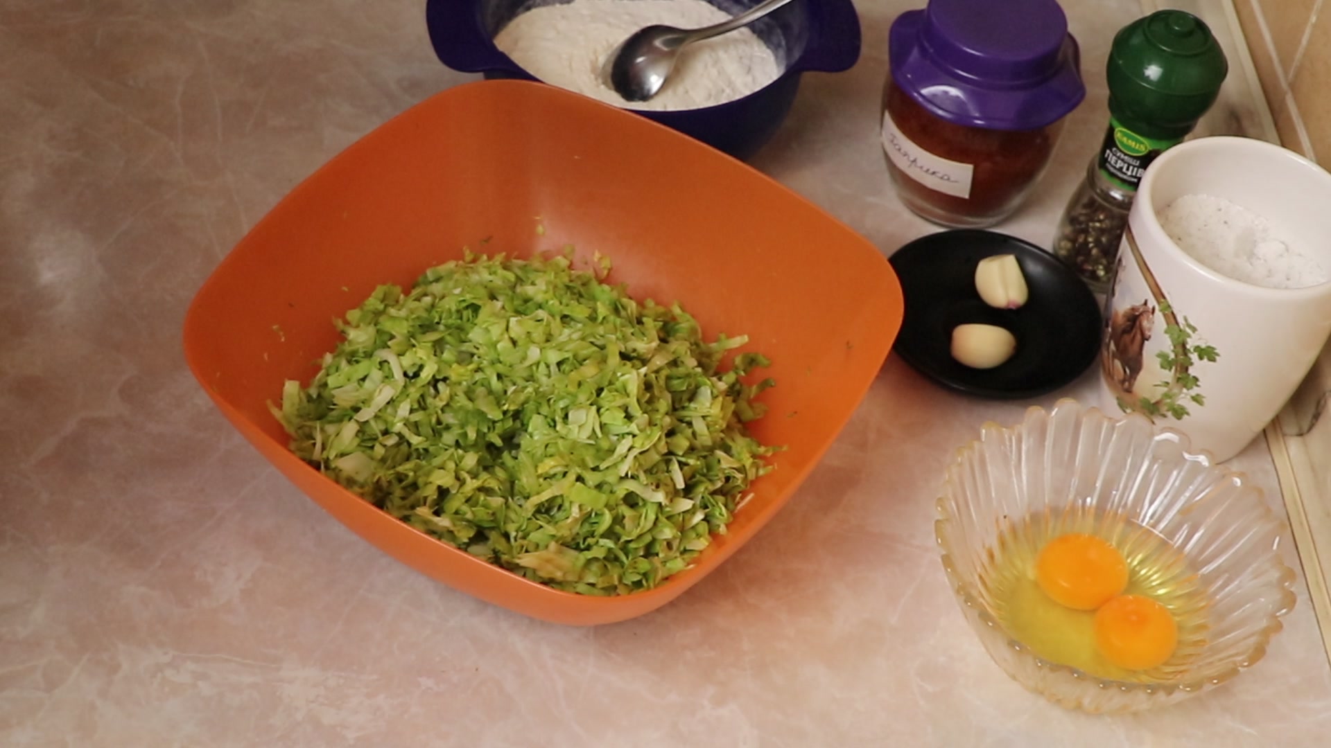 Step 1. Chop the cabbage as finely as possible. Cabbage fritters for the whole family