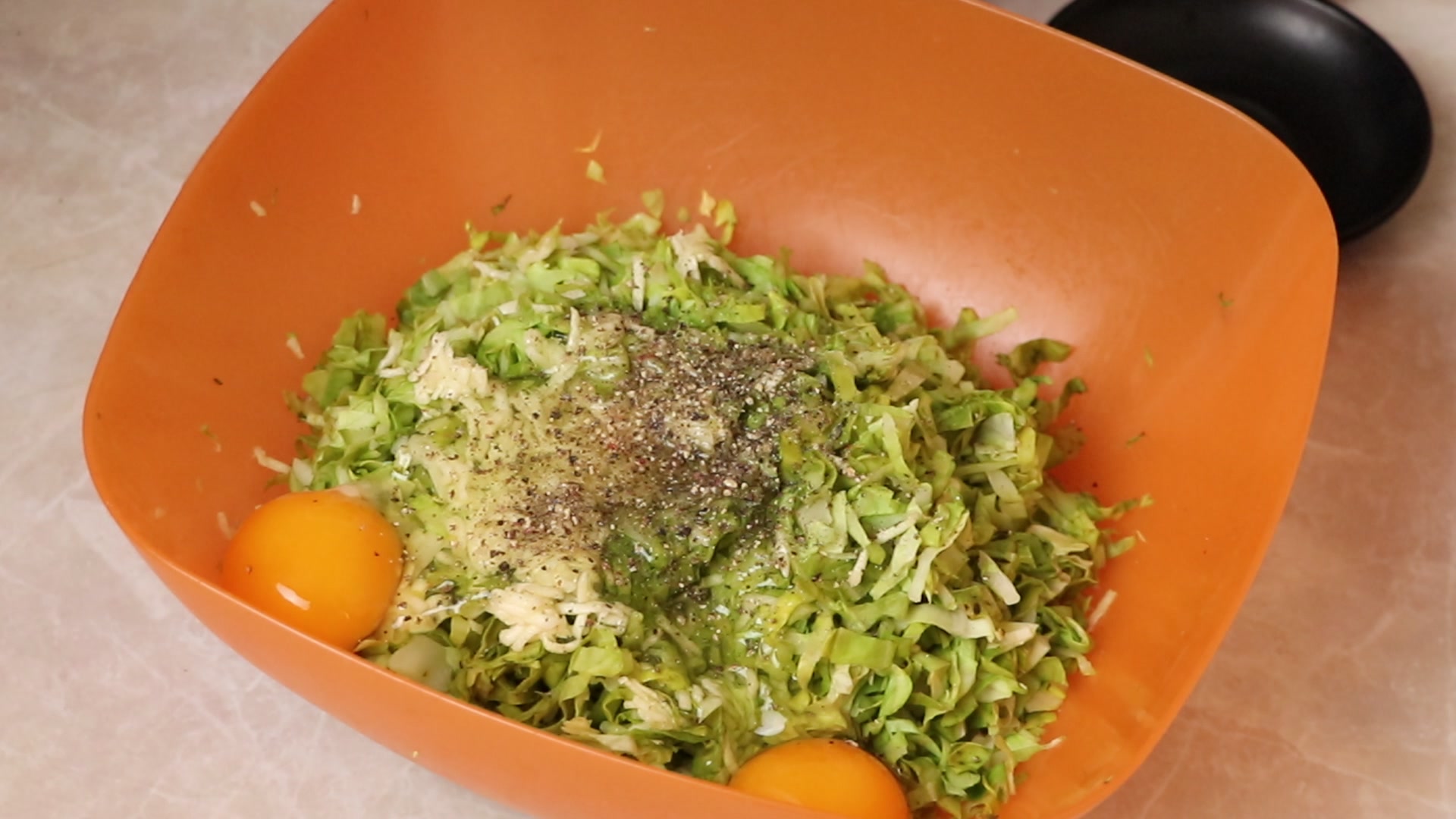 Step 3. Add 3-4 tablespoons of flour, the consistency should be thick. Cabbage fritters for the whole family