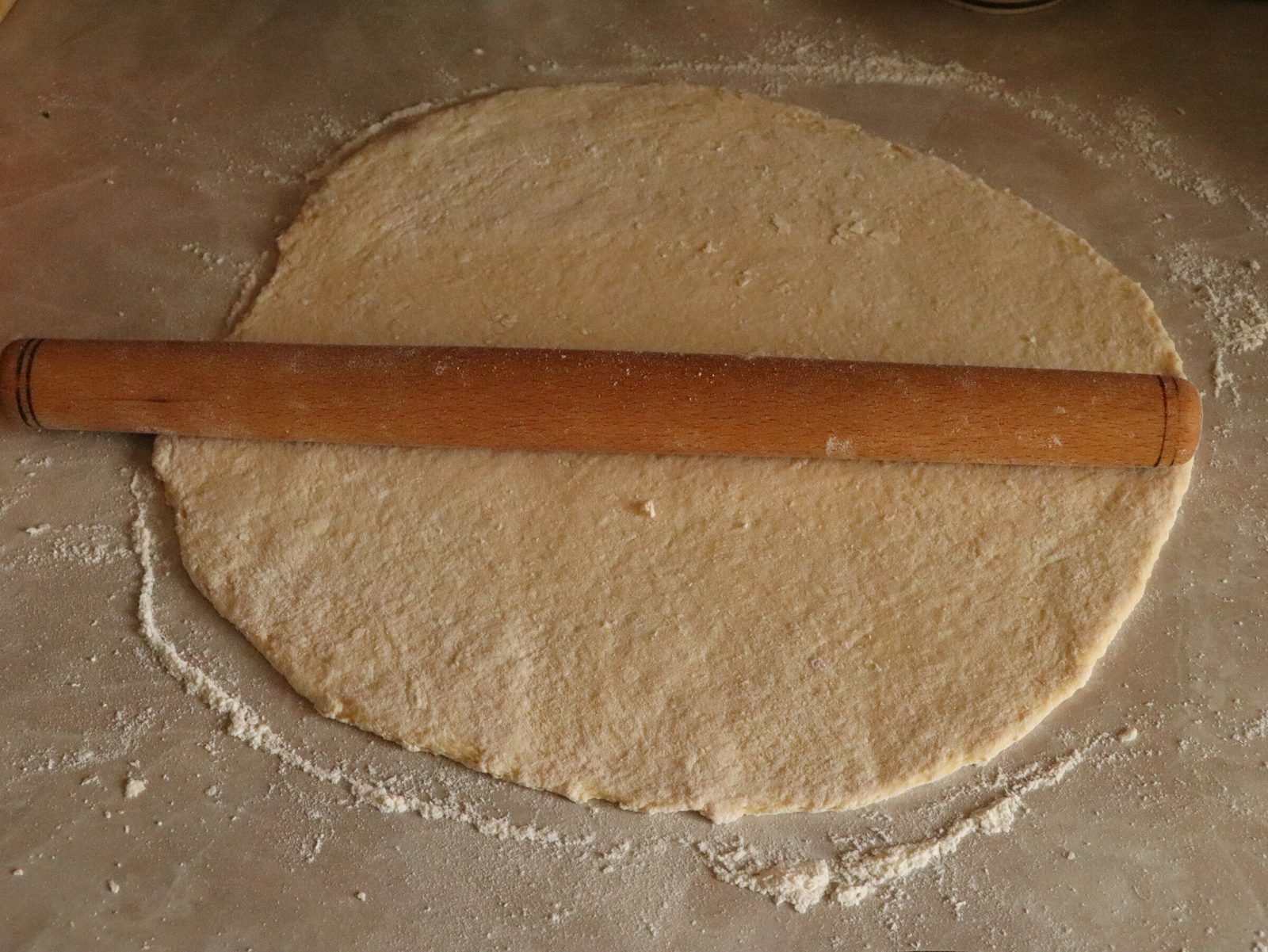 Step 4. Roll out a thin sheet. Chak-chak