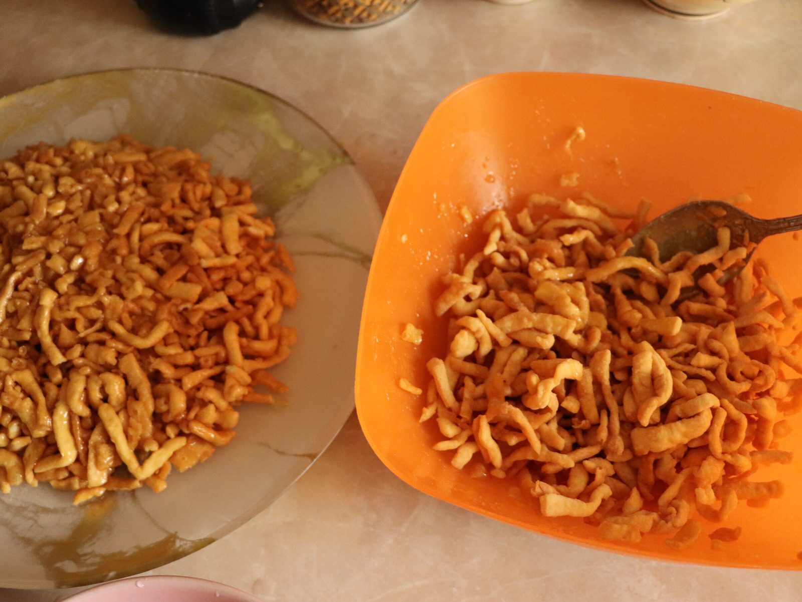 Step 4. Sprinkle generously with flour and roll out into a thin layer, about 1 mm thick. Chak-chak