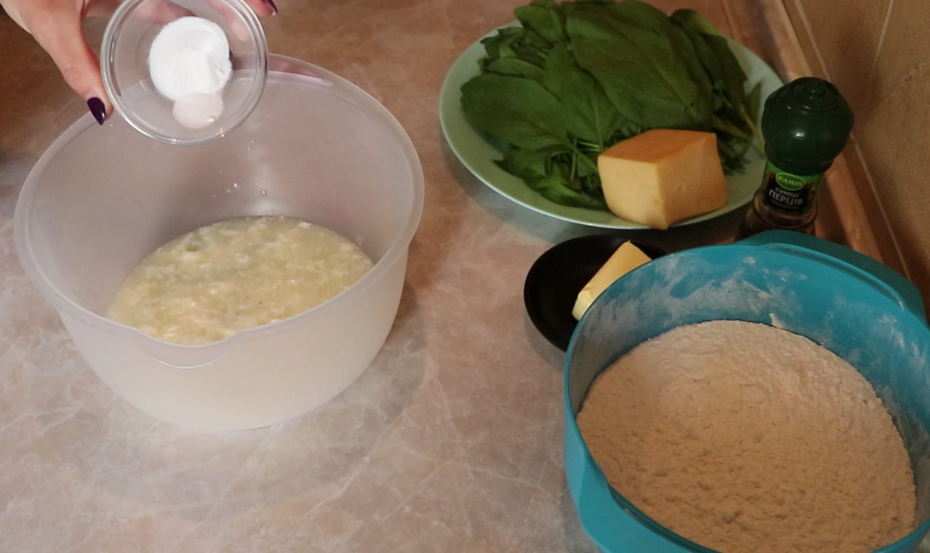 Step 1. The simplest dough: warm kefir (at least room temperature), salt and bicarbonate. Cheese and spinach flatbreads (khychiny)