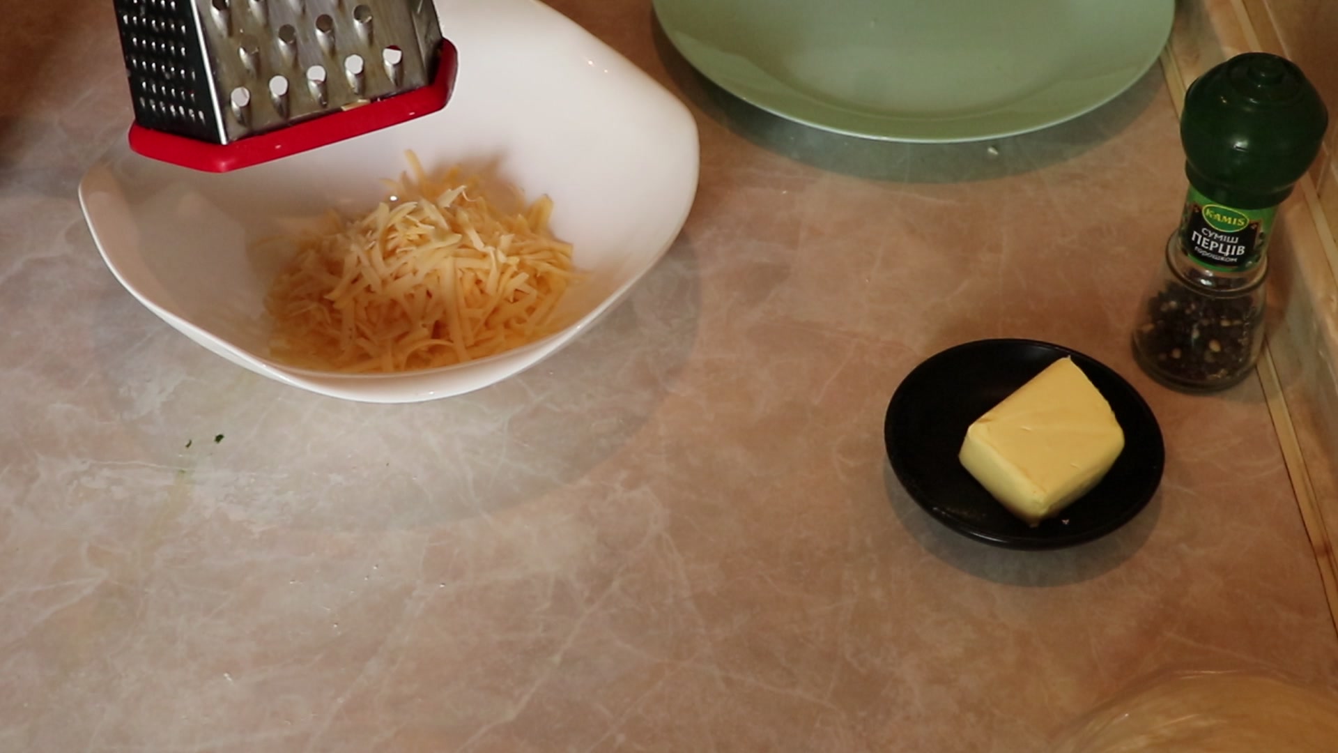 Step 5. Grate the cheese. Cheese and spinach flatbreads (khychiny)