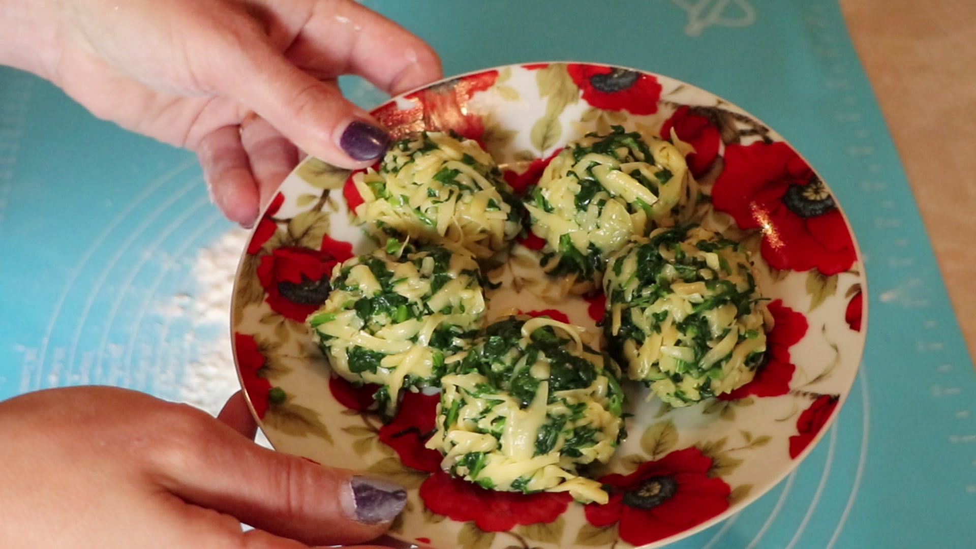 Step 6. Toss the slightly cooled spinach with the cheese and roll into balls — enough. Cheese and spinach flatbreads (khychiny)