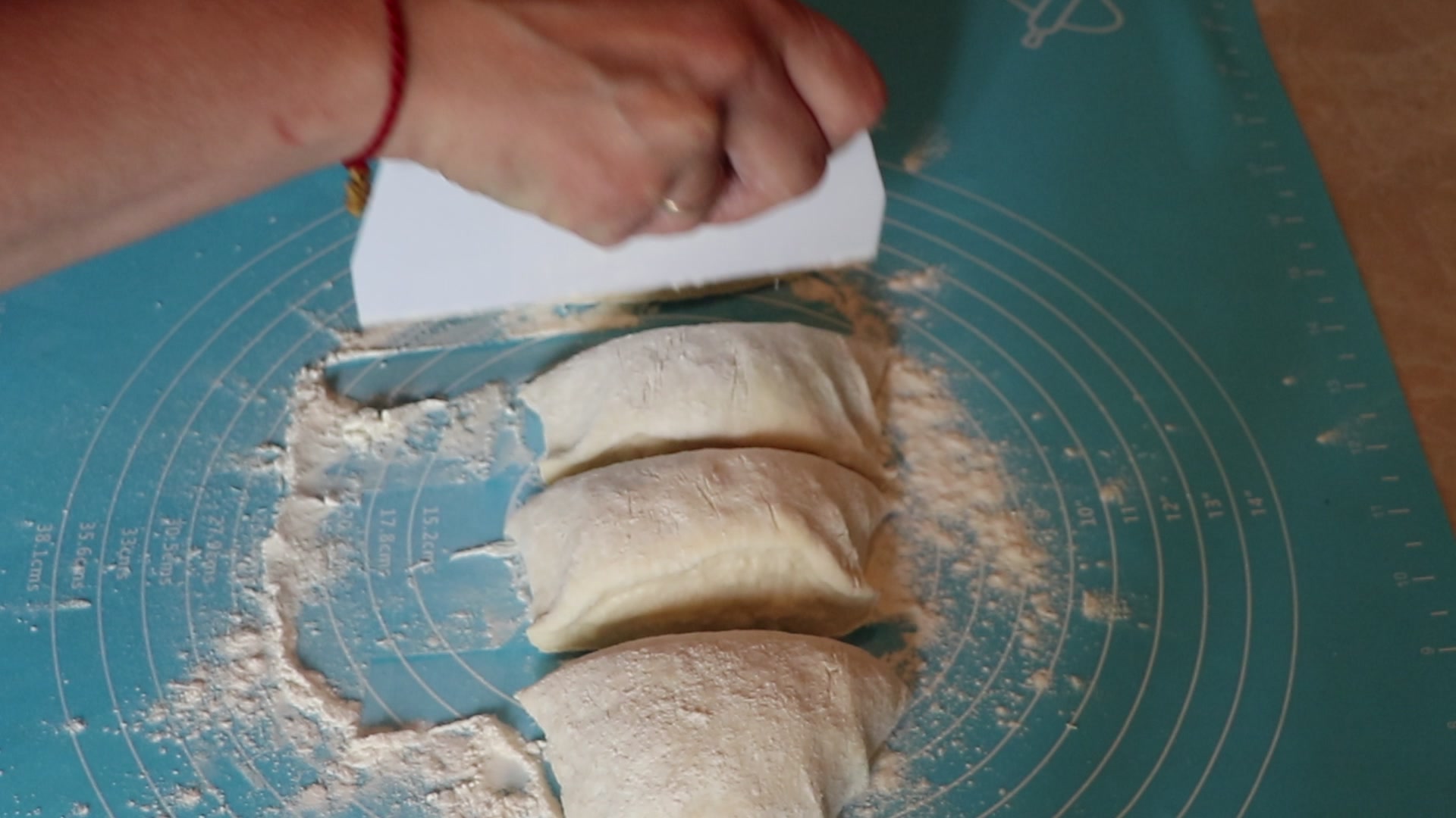 Step 7. Flour the worktop, roll the dough into a rope and cut into 5. Cheese and spinach flatbreads (khychiny)