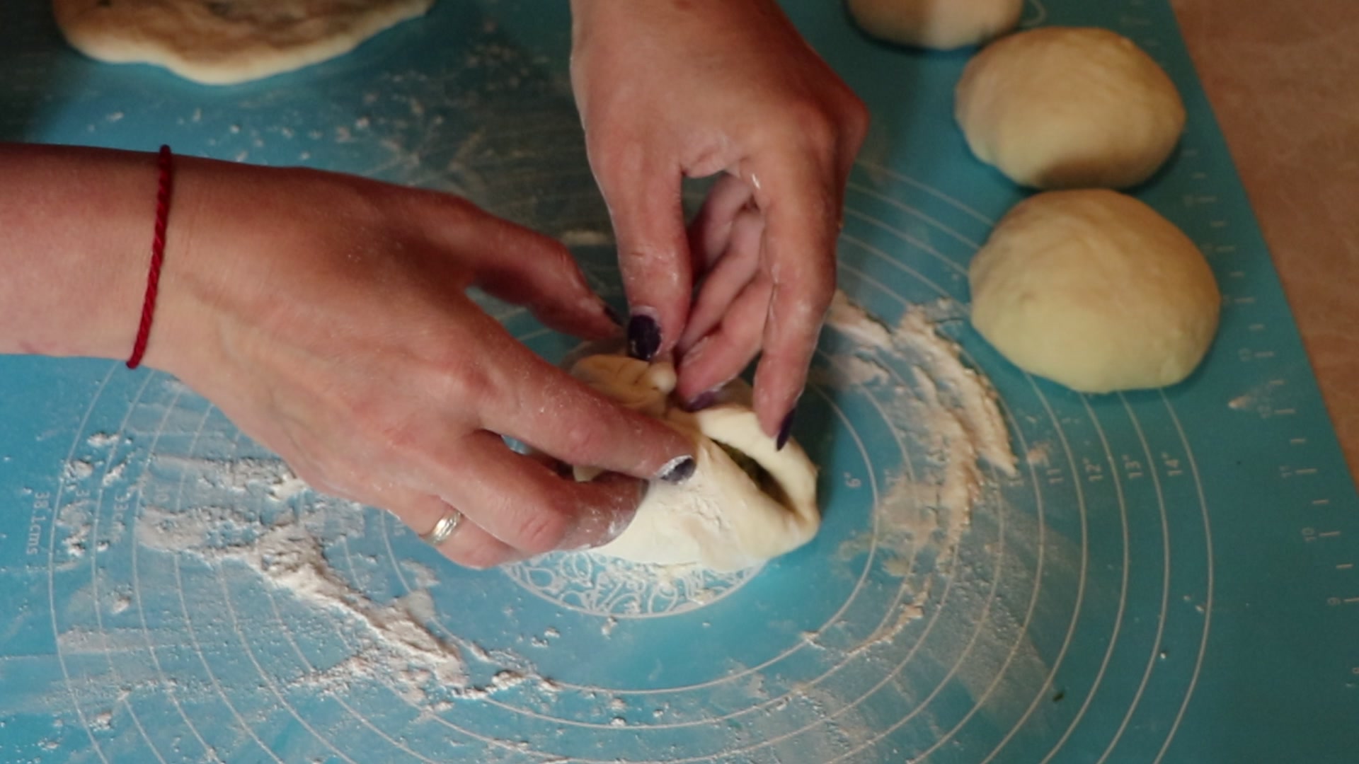 Step 9. Add filling, pinch the dough over so there are no holes. Cheese and spinach flatbreads (khychiny)