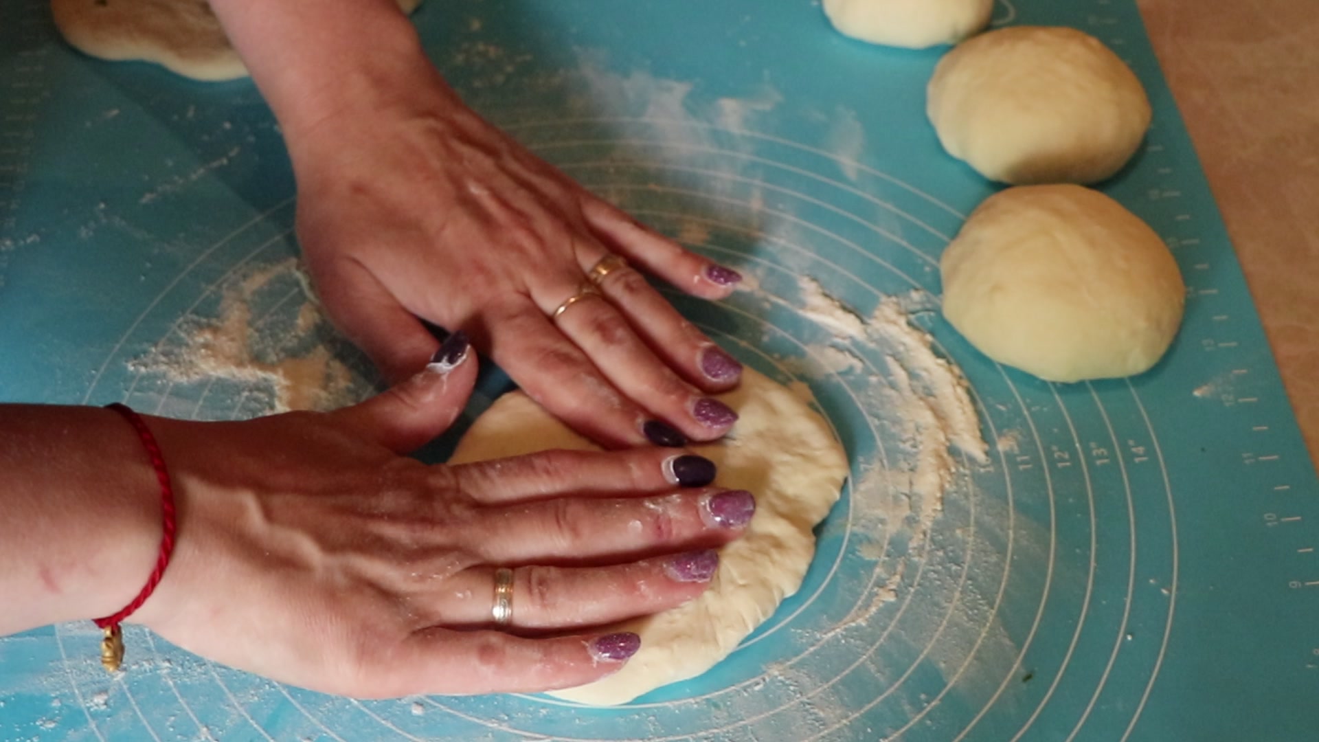 Step 10. Flatten by hand, then with a rolling pin, to about 5 mm. Cheese and spinach flatbreads (khychiny)