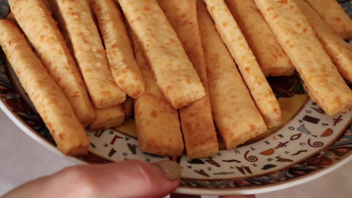 Cheese sticks for crunching through a film