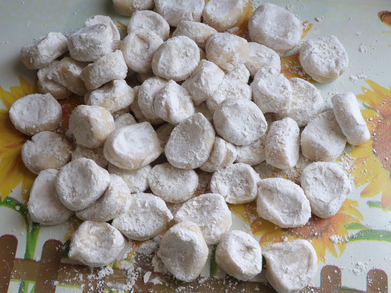 Step 5. Roll out the dough to approximately 2-3 mm thick. Cherry dumplings (varenyky)
