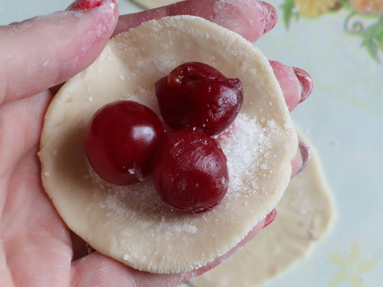 Step 6. Place the dumplings on a surface previously sprinkled with flour. Cherry dumplings (varenyky)