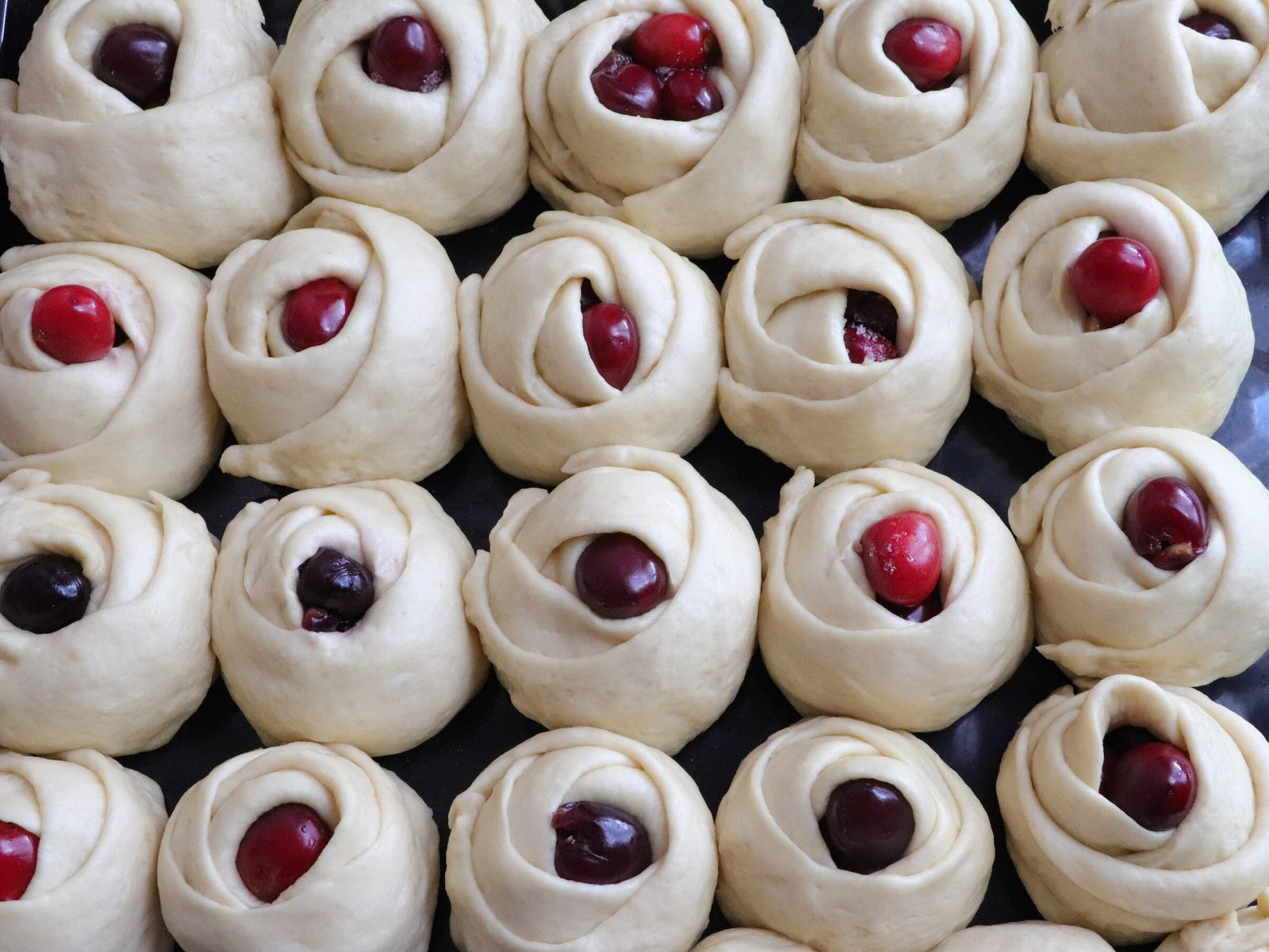 Step 4. Divide the yeast dough into small balls. Cherry ‘roses’
