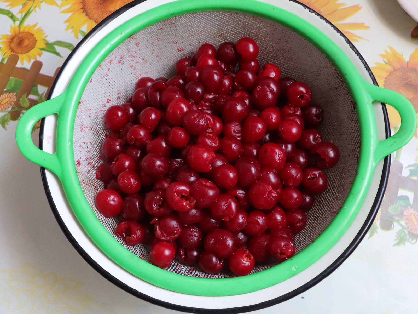 Step 2. For the dough, beat eggs with sugar, add margarine, kefir and soda and quench. Cherry tart