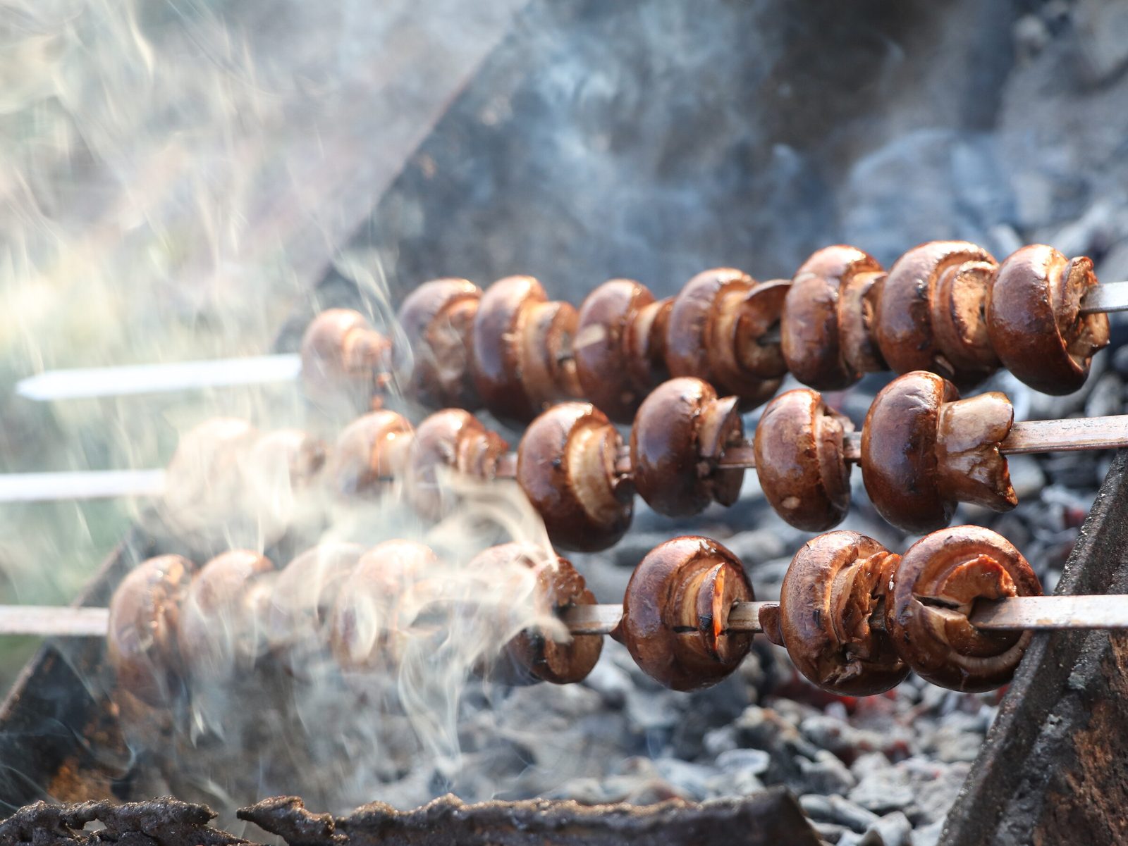 Chestnut mushrooms on the grill