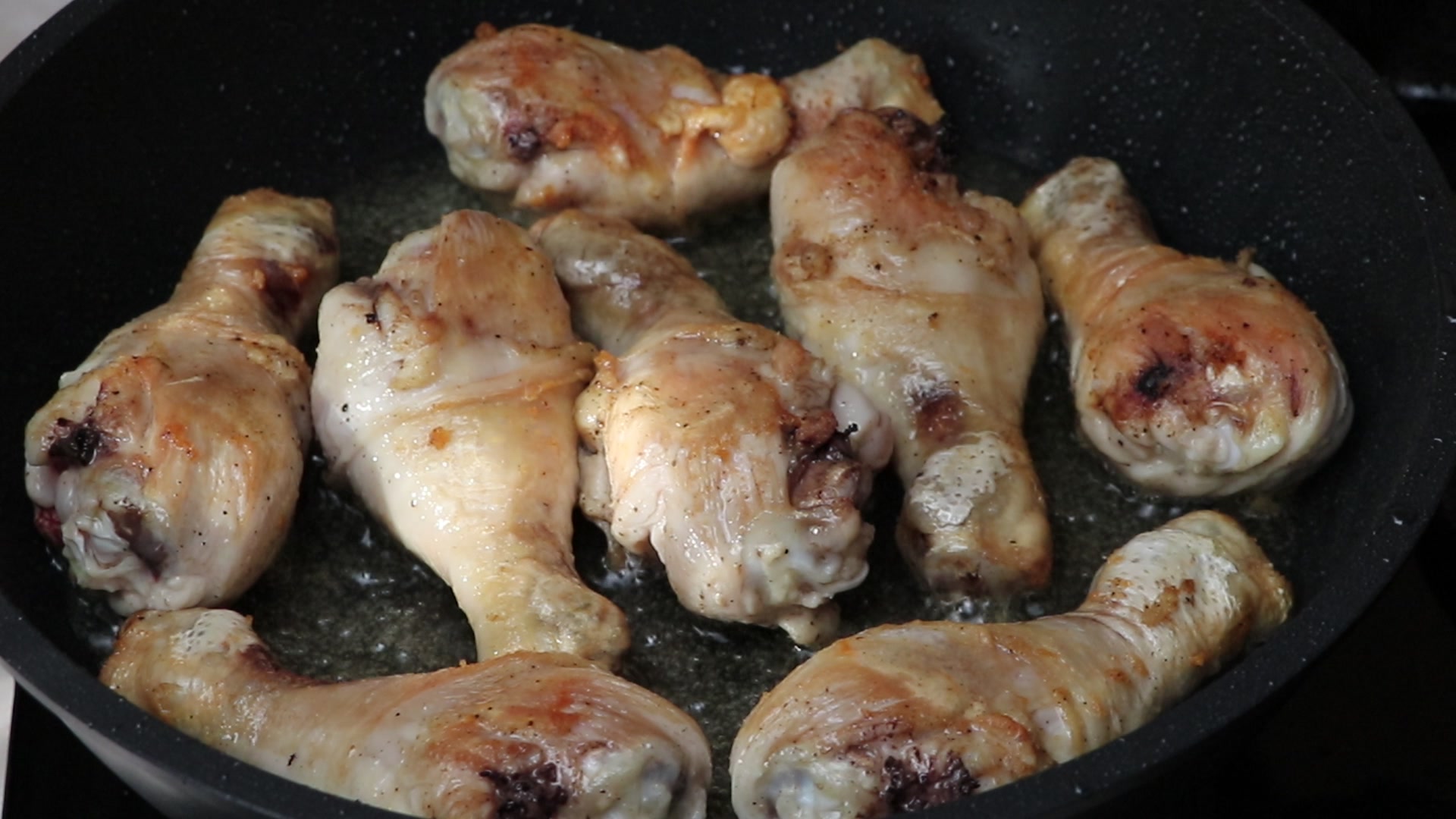 Step 2. Chop onion, mushrooms and garlic. Chicken drumsticks in a creamy mushroom