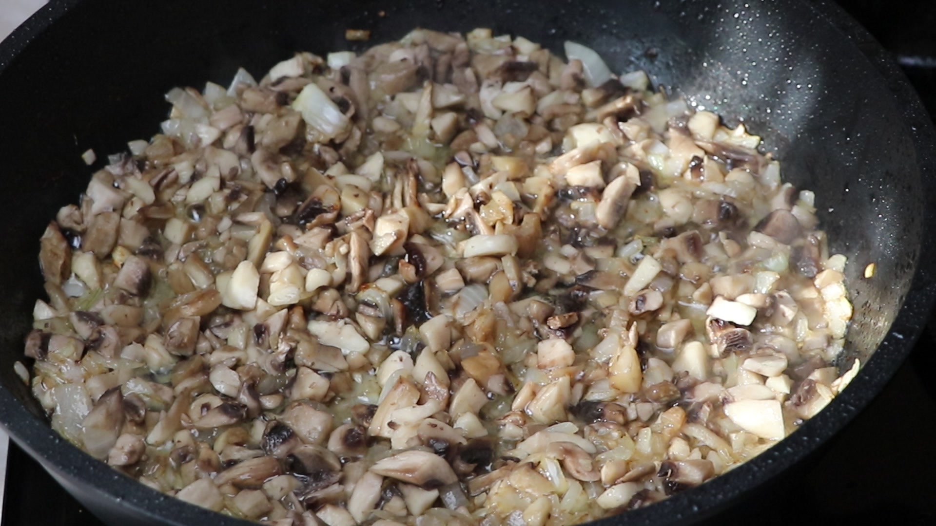 Step 4. Add the mushrooms and cook through. Chicken drumsticks in a creamy mushroom