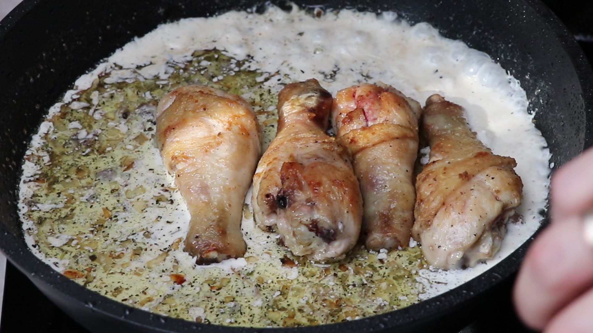 Step 5. Return the drumsticks to the sauce, cover and stew on a low heat for 10 minutes. Chicken drumsticks in a creamy mushroom