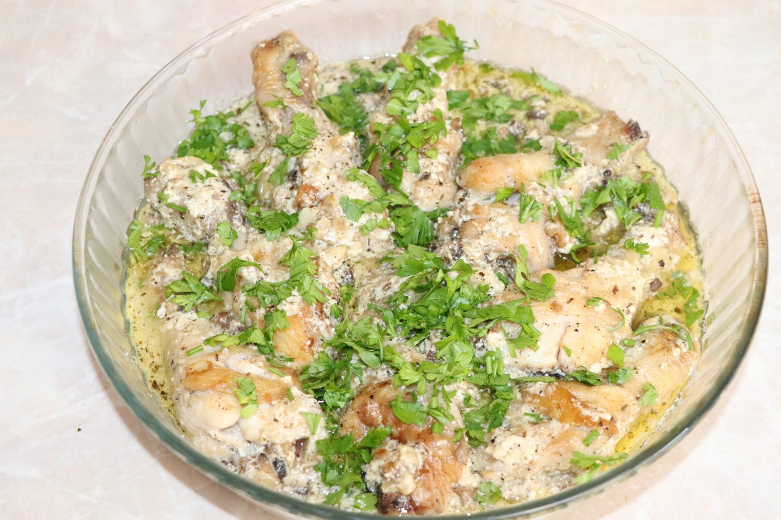Step 6. Finish with herbs. Chicken drumsticks in a creamy mushroom