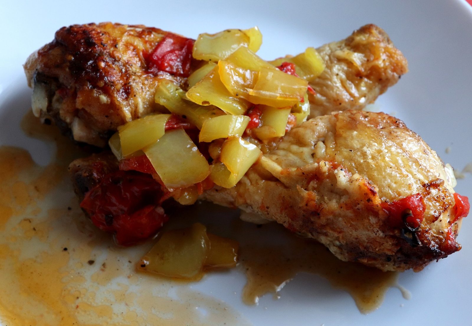 Chicken drumsticks with vegetables in the oven