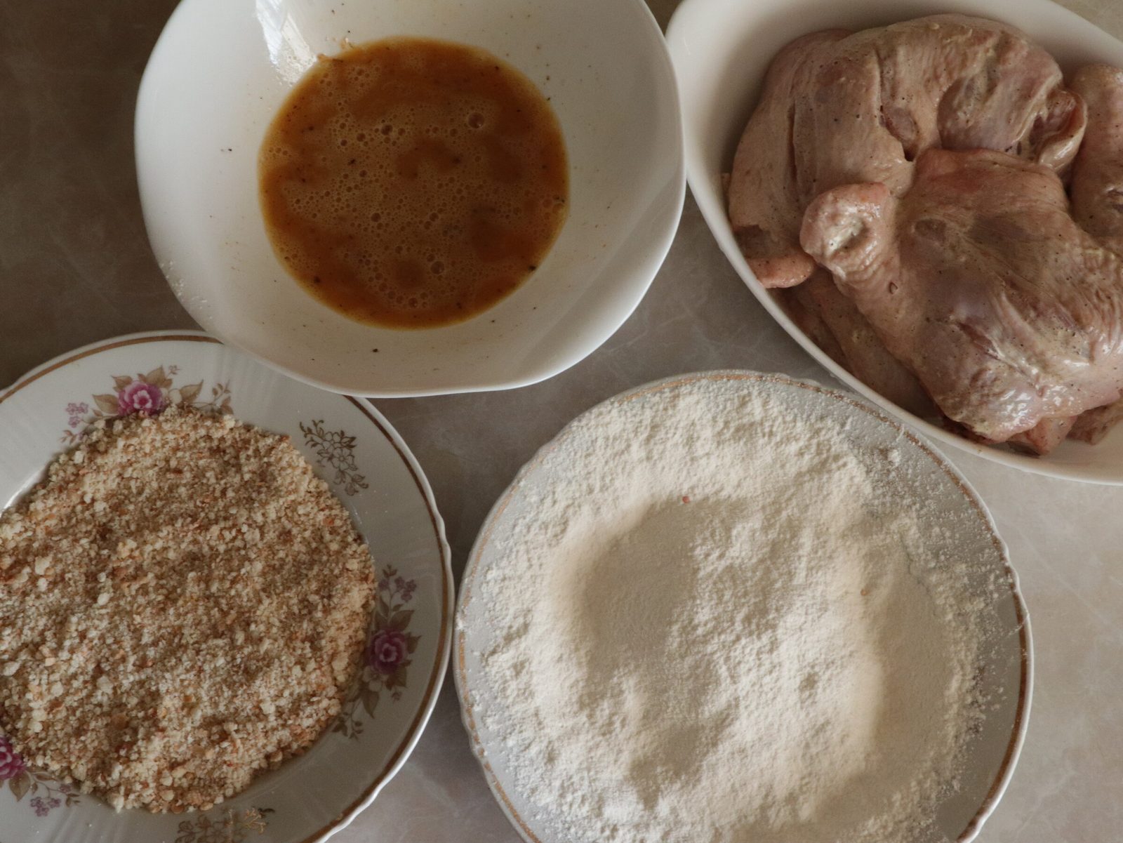 Step 3. In large bowls, pour flour, breadcrumbs and eggs with a fork and beat with salt. Chicken quarters in a double crumb