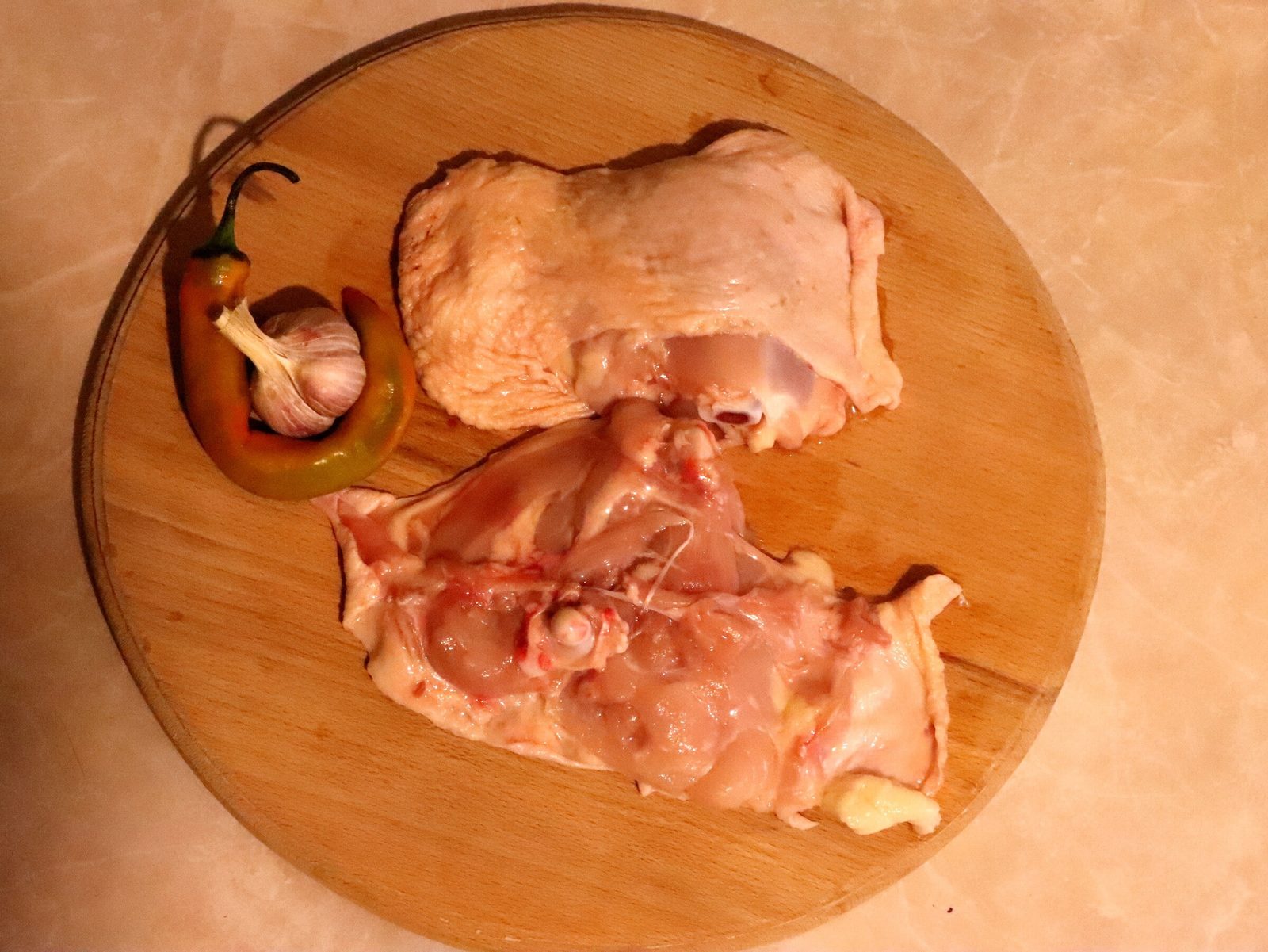 Step 1. Beautiful, satisfying and incredibly tasty. Chicken thighs in the pan — pirzola