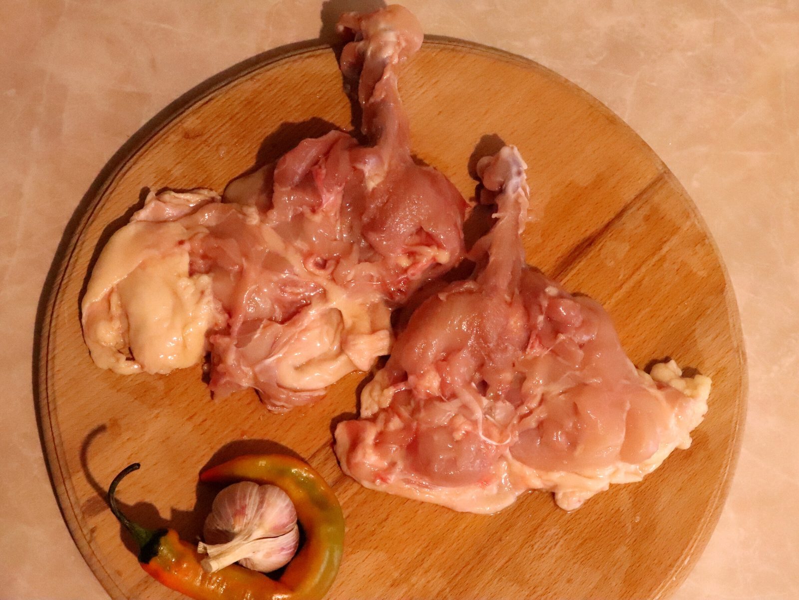 Step 2. Prepare the marinade. Chicken thighs in the pan — pirzola