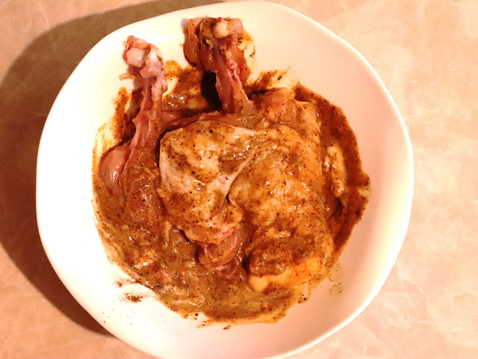 Step 4. Fry in a small amount of vegetable oil in a frying pan with a thick bottom over. Chicken thighs in the pan — pirzola