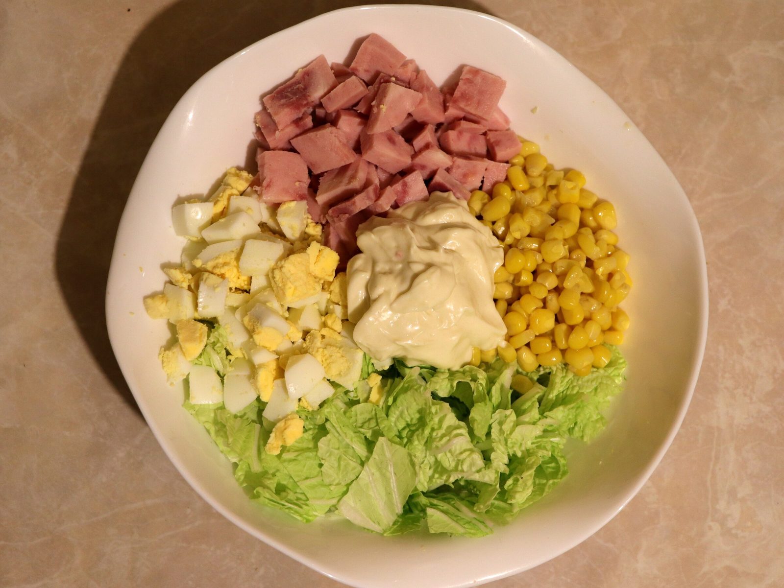 Step 4. That's it - the salad is ready. Chinese-leaf salad with ham