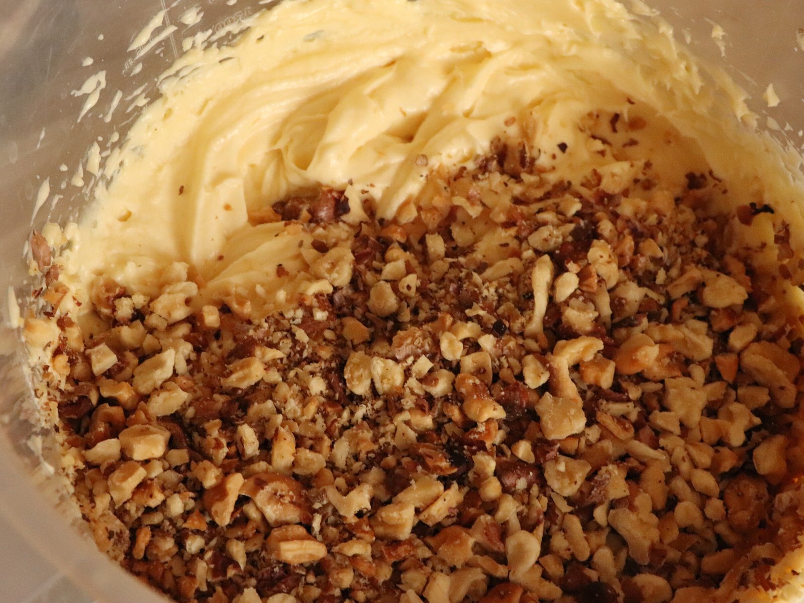 Step 2. Take the finished cake out of the oven, cool slightly and wrap it in a roll. Chocolate and nut Swiss roll