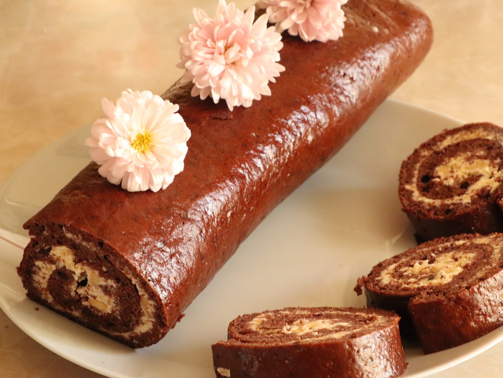 Step 4. Unwind the cooled roll, remove the baking parchment and spread with cream. Chocolate and nut Swiss roll