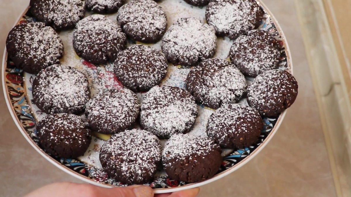 Crumbly chocolate biscuits made with oil