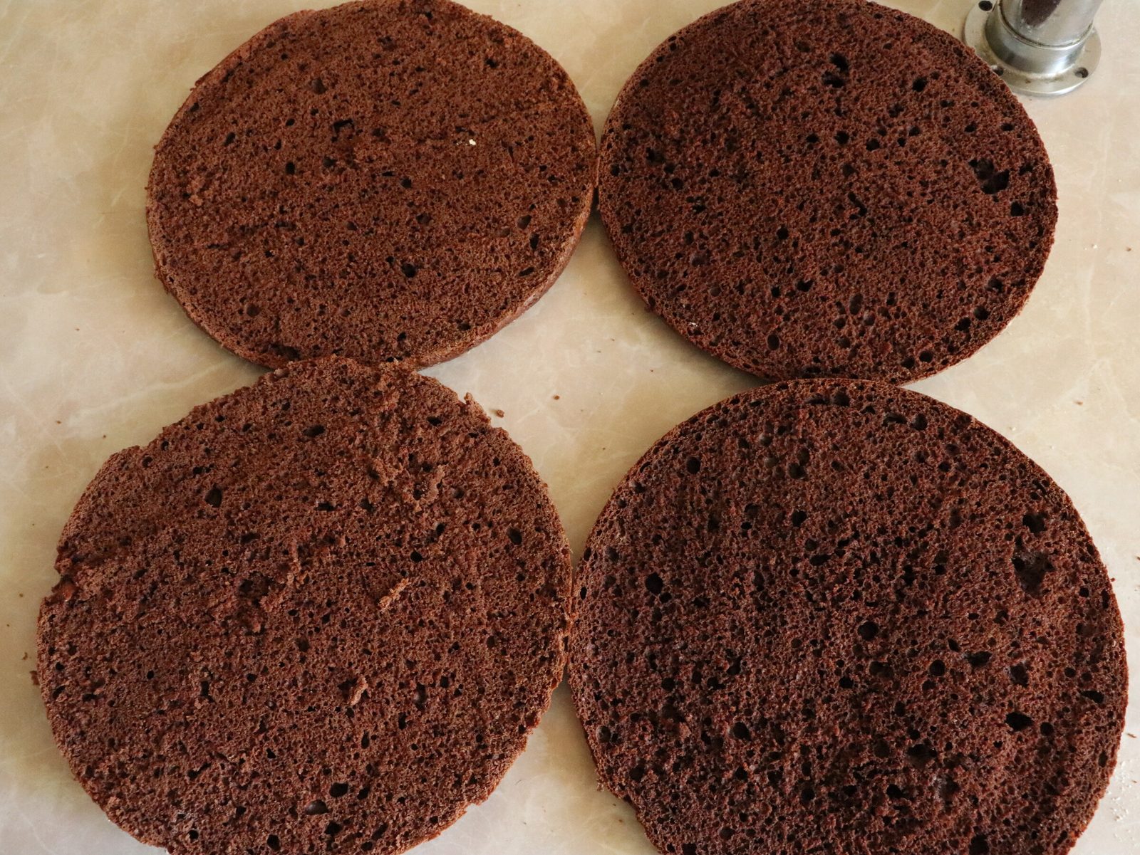 Step 5. Cook the glaze. Chocolate temptation cake