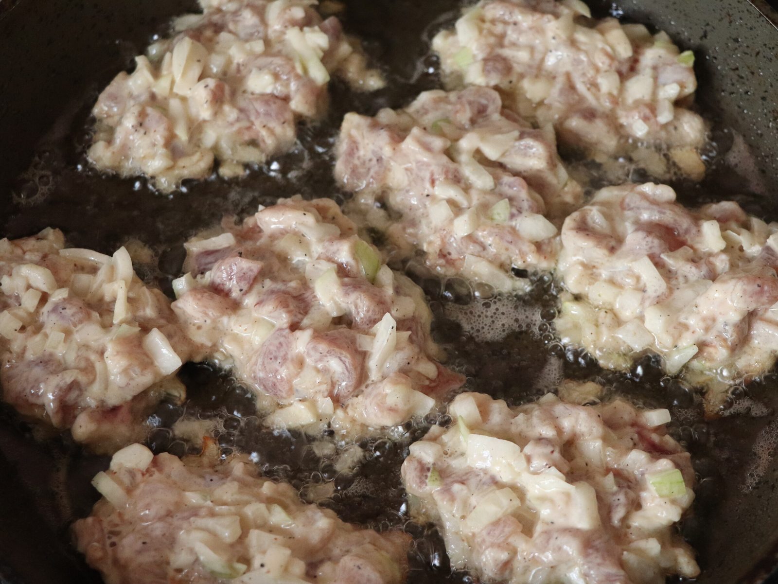 Step 2. The meat needs to be cut into small cubes with a knife, or you can use scissors. Chopped pork rissoles