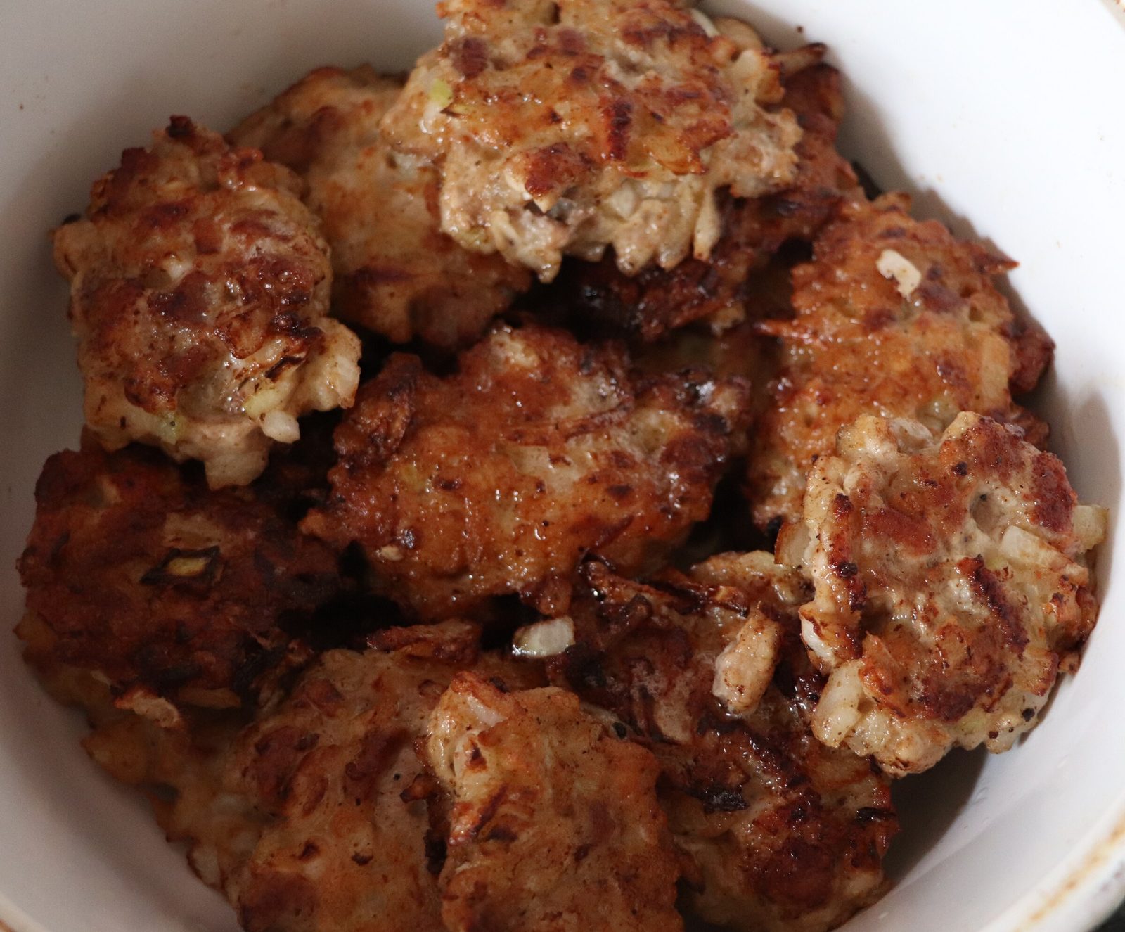 Step 3. Finely chop the onion and add to the meat. Chopped pork rissoles