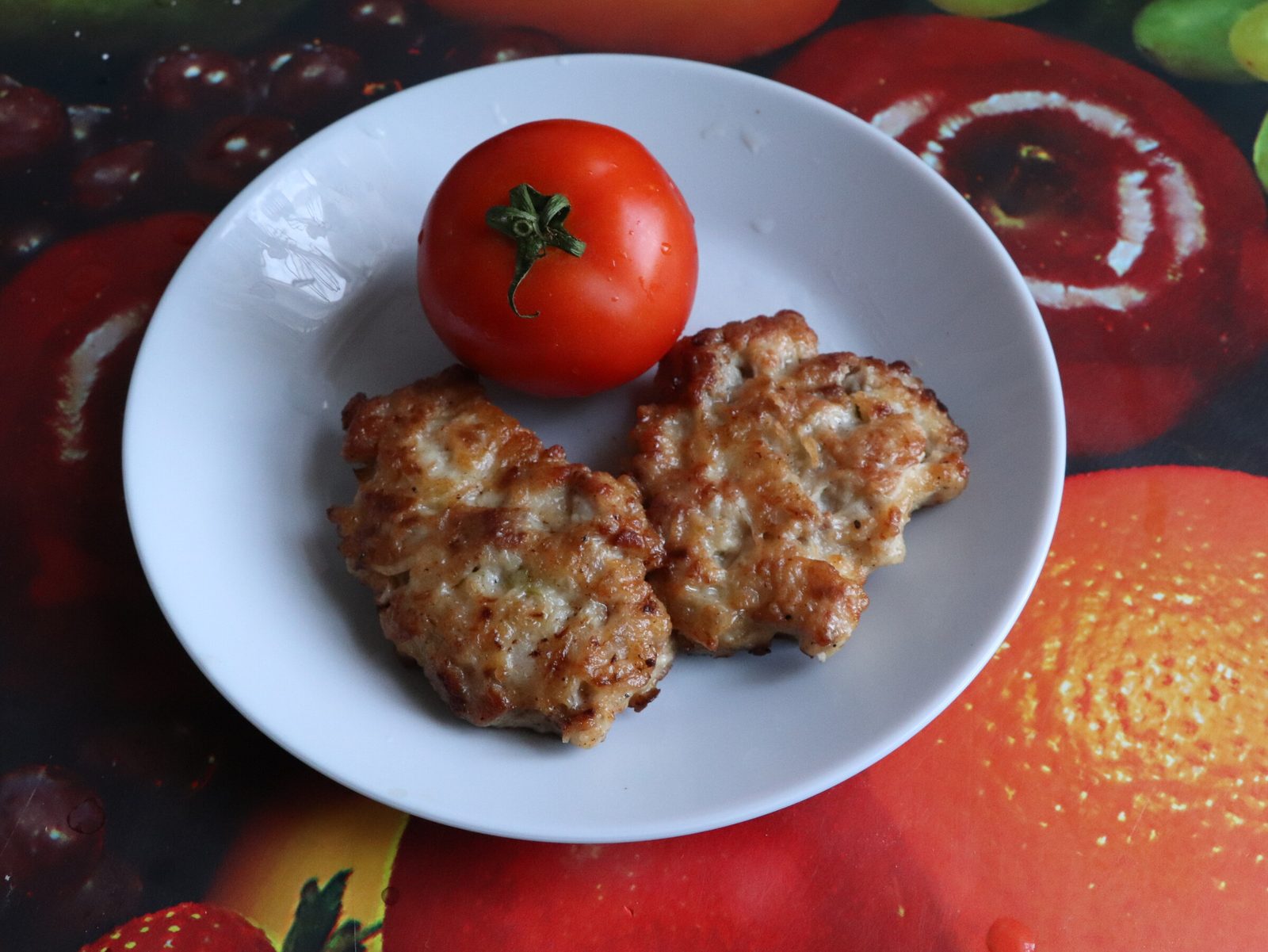 Step 4. Pour about 1 cm of sunflower oil into the frying pan and heat it up. Chopped pork rissoles