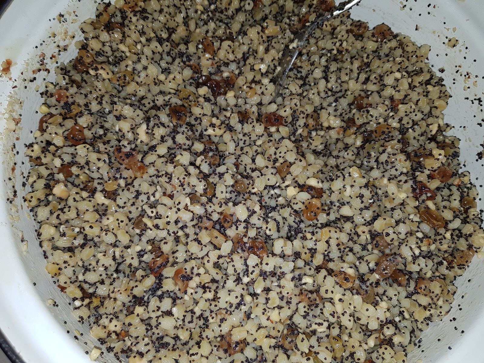 Step 3. While the grain is cooking on the fire, prepare the nuts. Christmas kutia from wheat