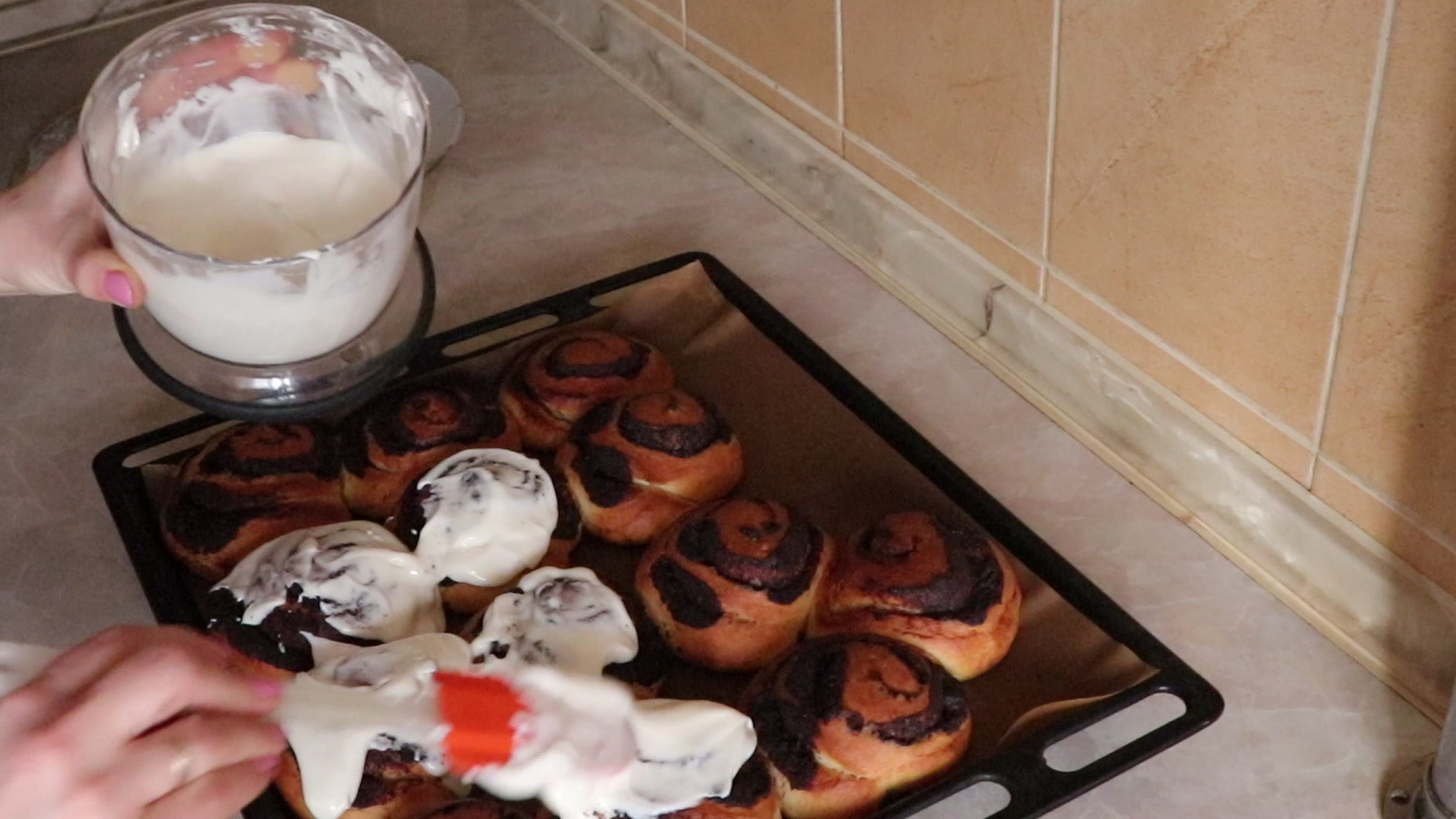 Step 9. Brush the hot buns with icing, cool on the tray, then eat — chocolate, cinnamon. Cinnamon buns with mascarpone icing