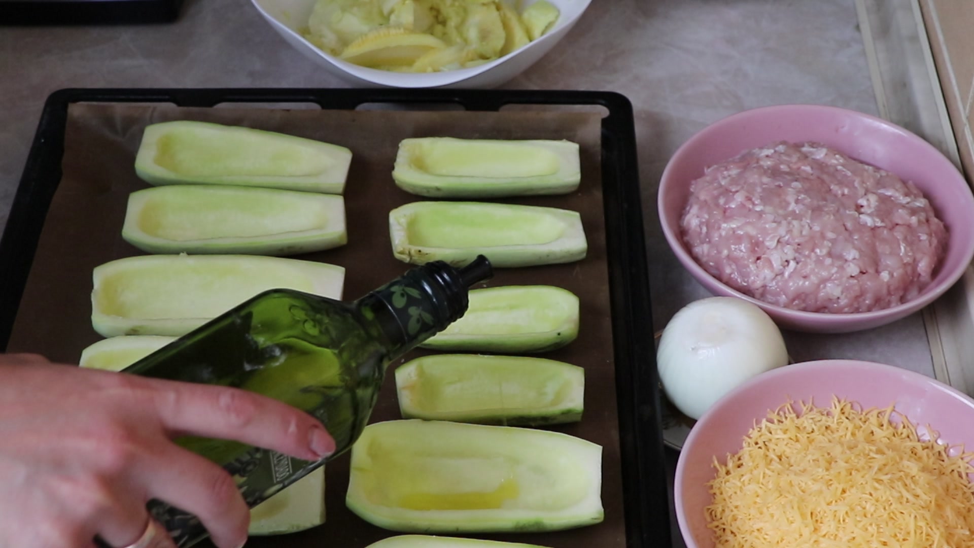 Step 2. Salt the empty halves lightly, brush with oil and bake at 200°C for 15 minutes. Courgette boats with mince