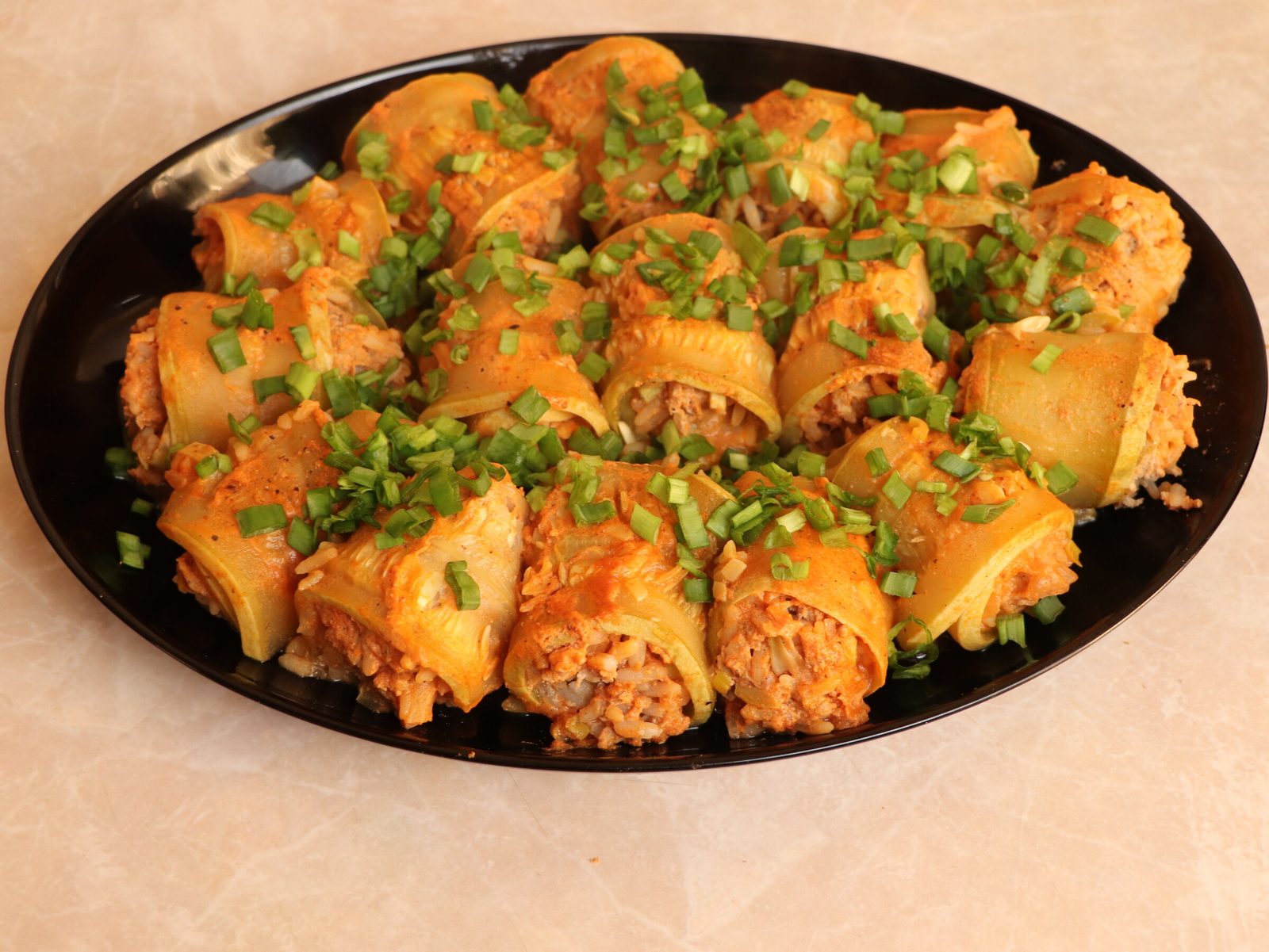 Step 1. Everyone is used to preparing classic cabbage rolls by wrapping them in cabbage. Courgette ‘cabbage rolls’ in the pan