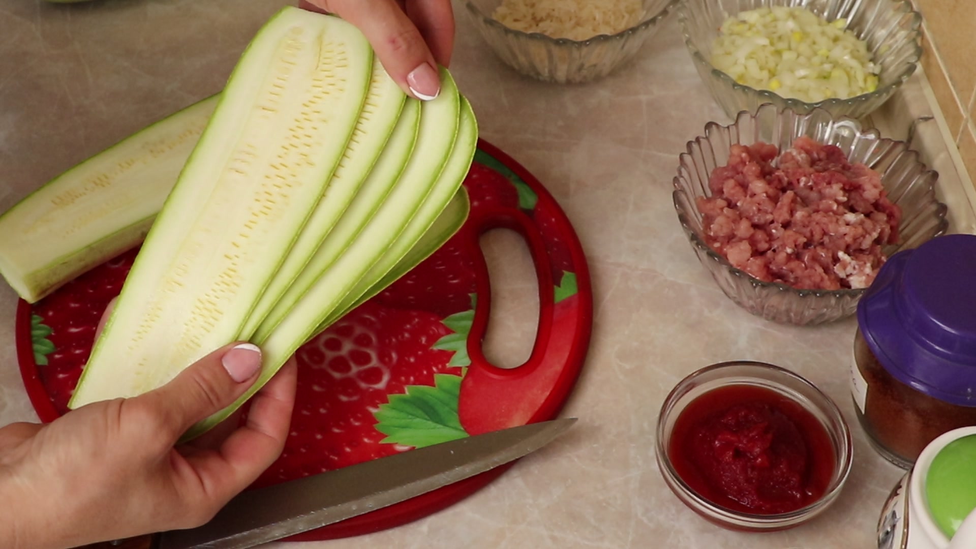 Step 2. We take small young courgette, but not too small. Courgette ‘cabbage rolls’ in the pan