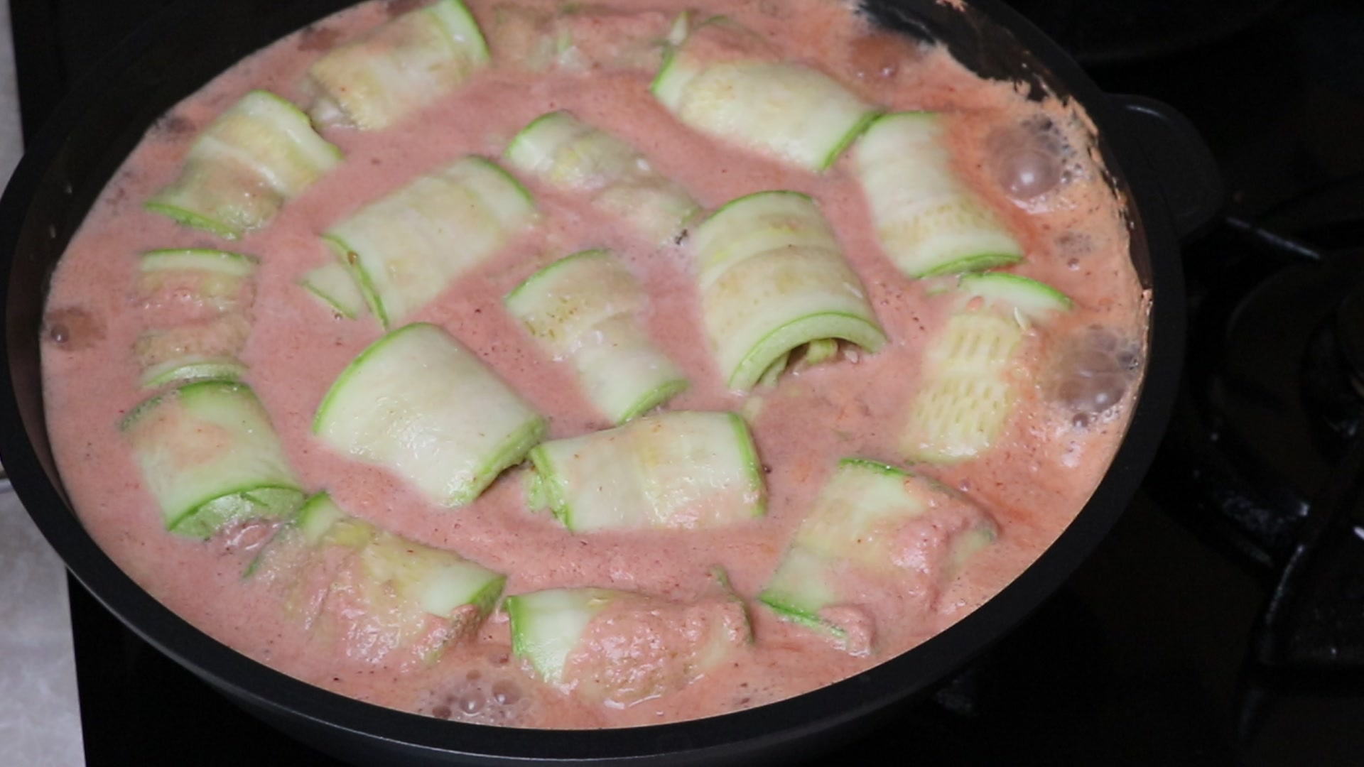 Step 8. Pour in the courgette cabbage rolls and put on the fire. Courgette ‘cabbage rolls’ in the pan